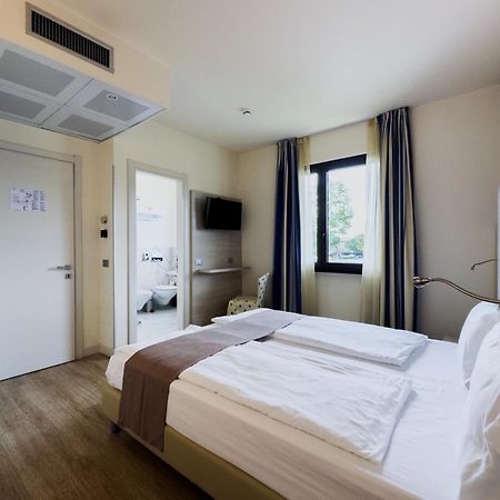 Hotel Arena ซีร์มิโอเน ภายนอก รูปภาพ