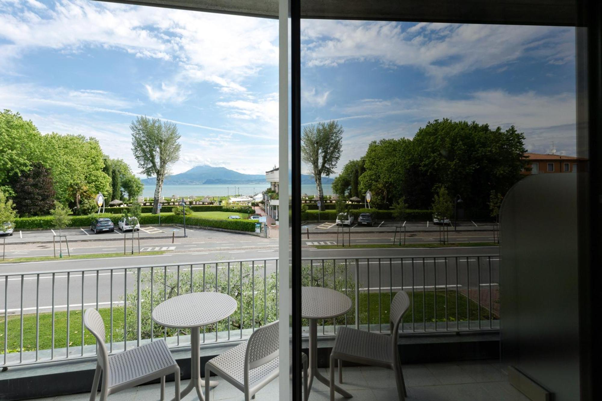 Hotel Arena ซีร์มิโอเน ภายนอก รูปภาพ