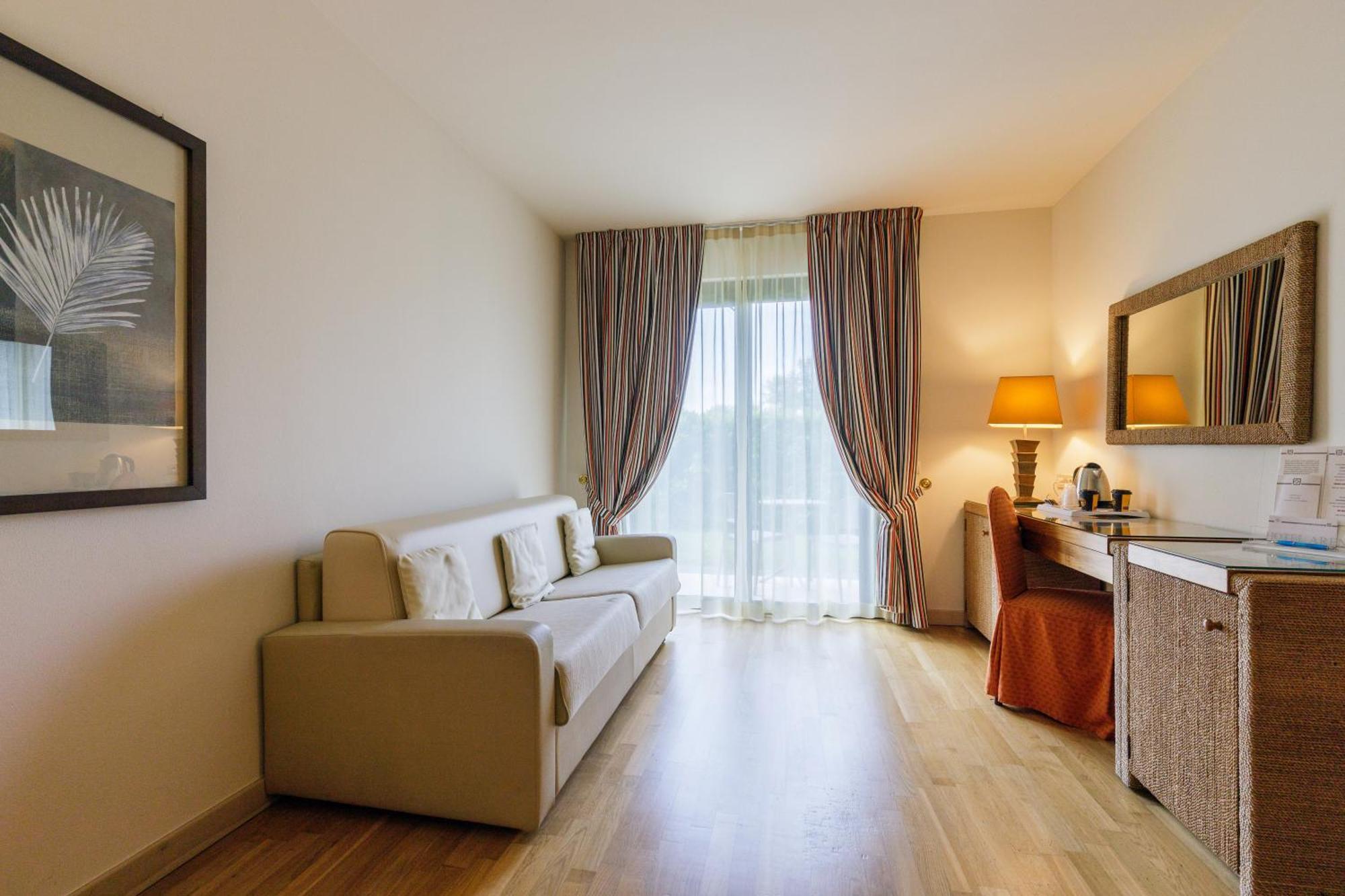 Hotel Arena ซีร์มิโอเน ภายนอก รูปภาพ