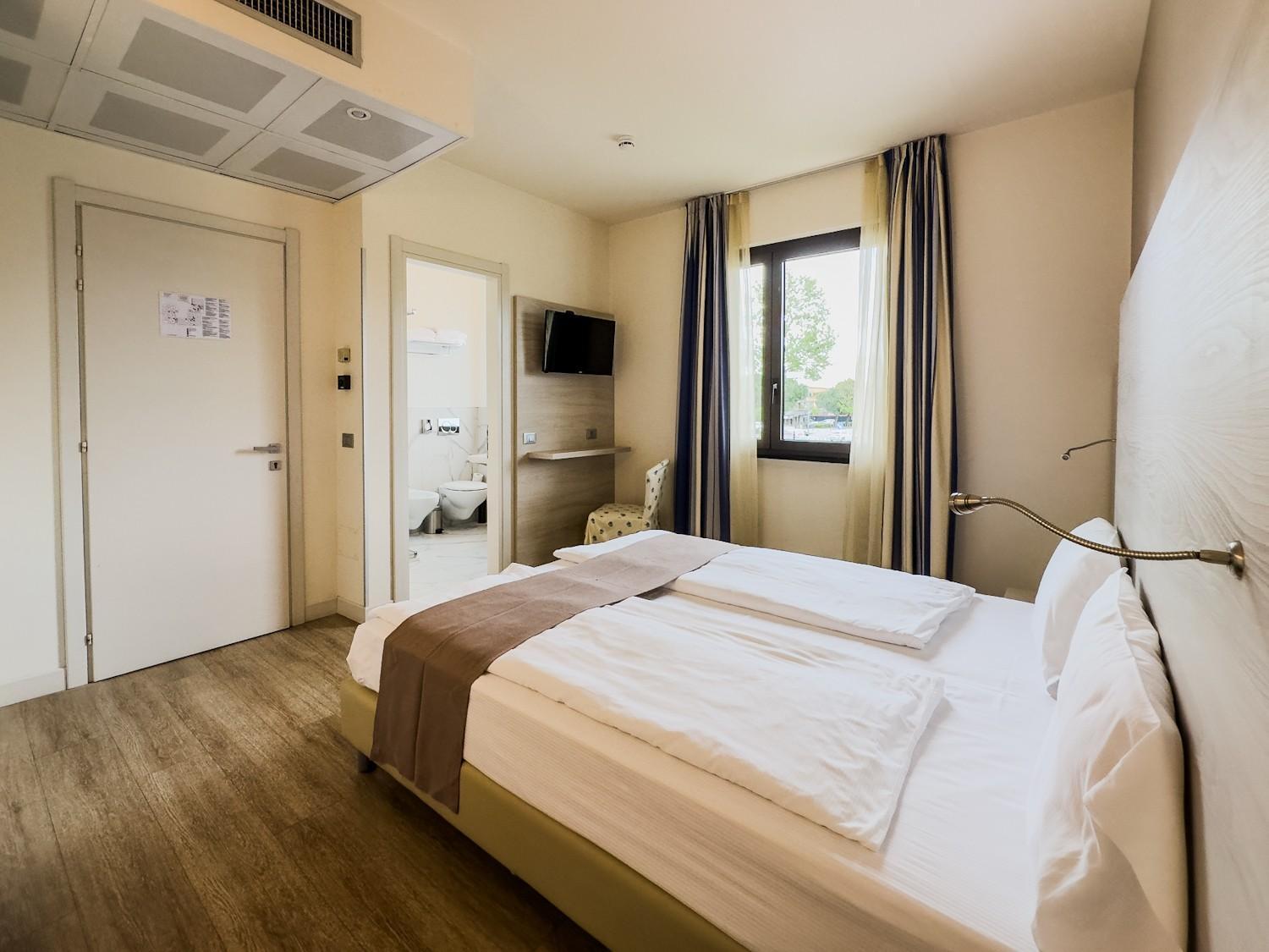 Hotel Arena ซีร์มิโอเน ภายนอก รูปภาพ