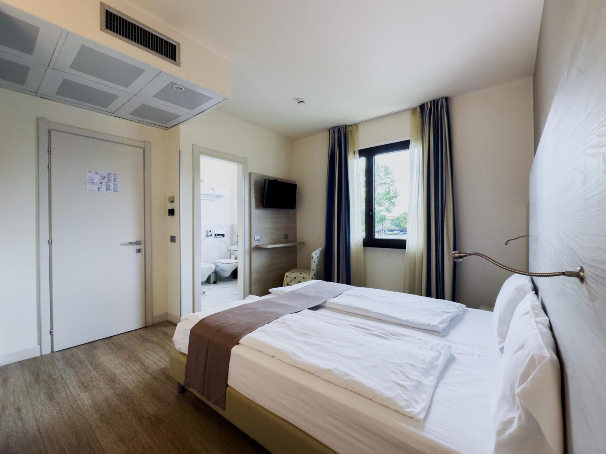 Hotel Arena ซีร์มิโอเน ภายนอก รูปภาพ